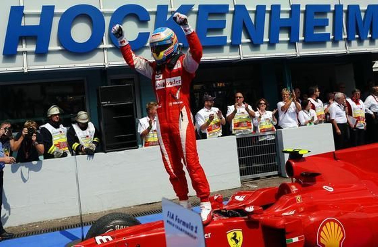 Alonso, sobre su monoplaza, feliz tras su victoria.

Foto: afp