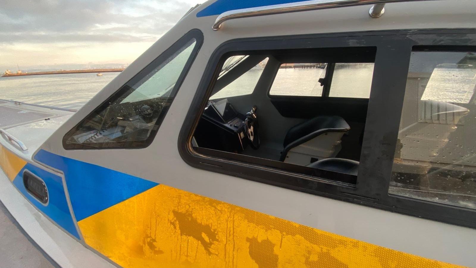 El 'Searcher' de Gibraltar, con una ventana rota.