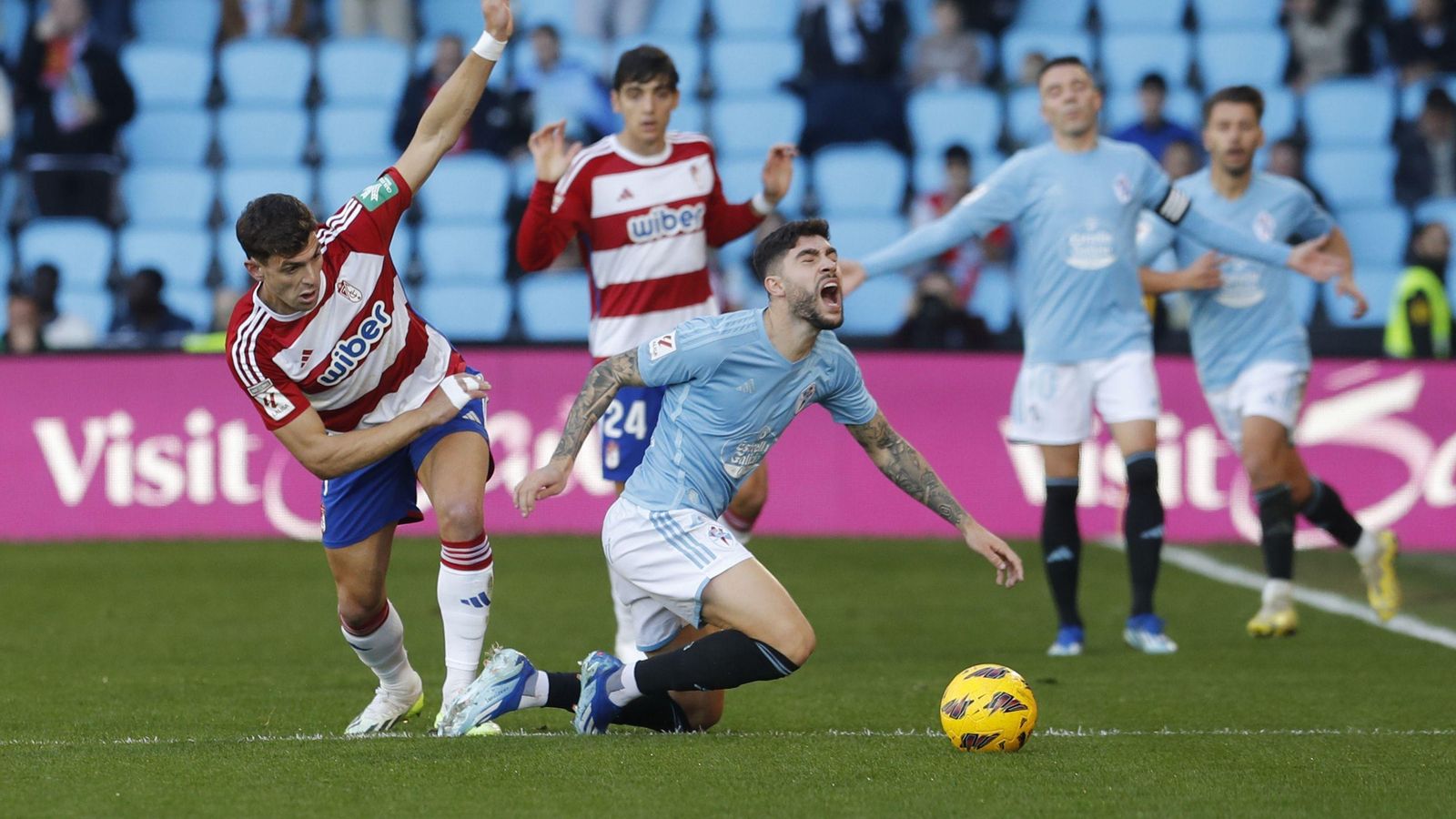 Lucas Boyé le hace una entrada a Unai Núñez.