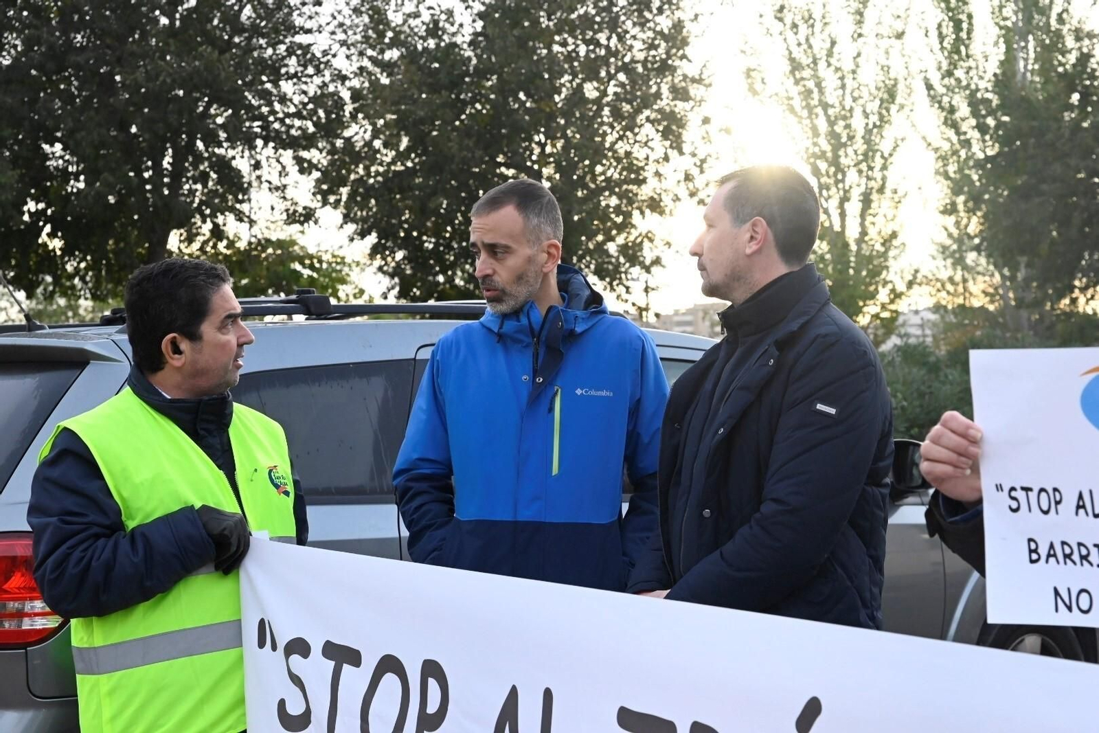 Los vecinos de San Rafael de la Albaida cortan el acceso al barrio por el aumento del tráfico, en imágenes