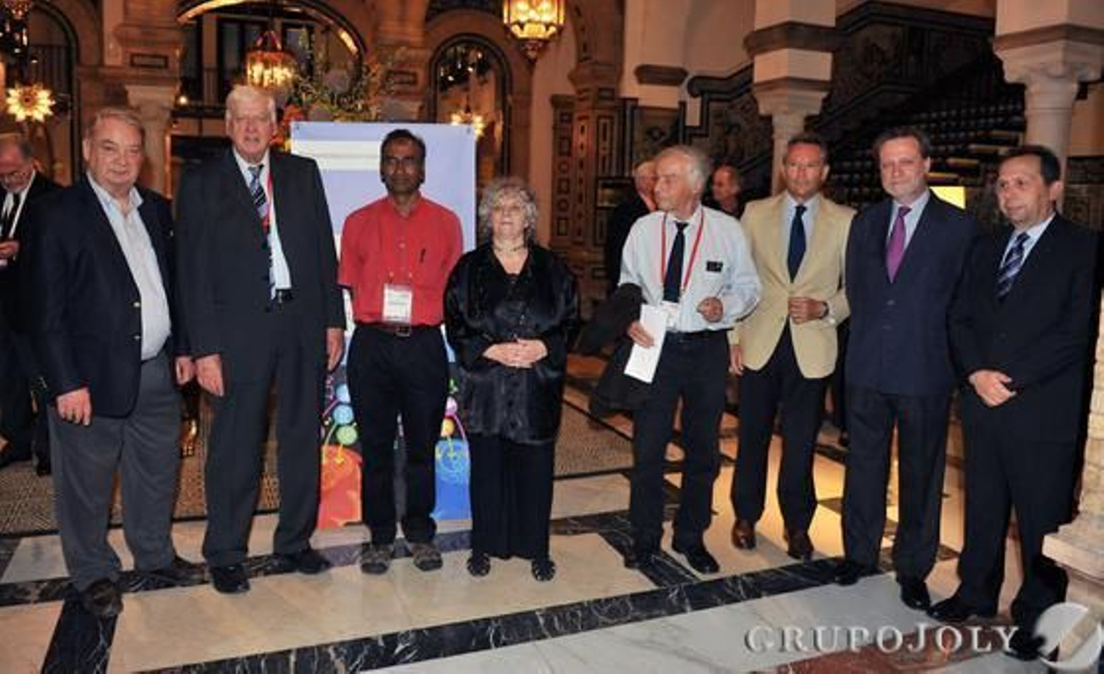 Los cinco premios Nobel invitados posan en el hotel Alfonso XIII con José Joly, presidente del Grupo Joly, Miguel Ángel de la Rosa, presidente del Congreso Internacional de Bioquímica que se celebra en Fibes, y José Antonio Carrizosa, director de 'Diario de Sevilla'. Foto: Juan Carlos Vazquez/Victoria Hidalgo Los cinco premios Nobel invitados posan en el hotel Alfonso XIII con José Joly, presidente del Grupo Joly, Miguel Ángel de la Rosa, presidente del Congreso Internacional de Bioquímica que se celebra en Fibes, y José Antonio Carrizosa, director de 'Diario de Sevilla'. Foto: Juan Carlos Vazquez/Victoria Hidalgo