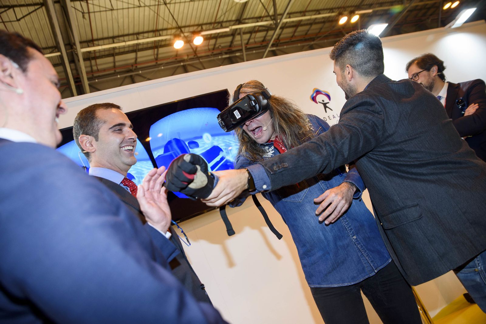 Trasladarse a Las Salinas y sus fondos con un guante virtual.