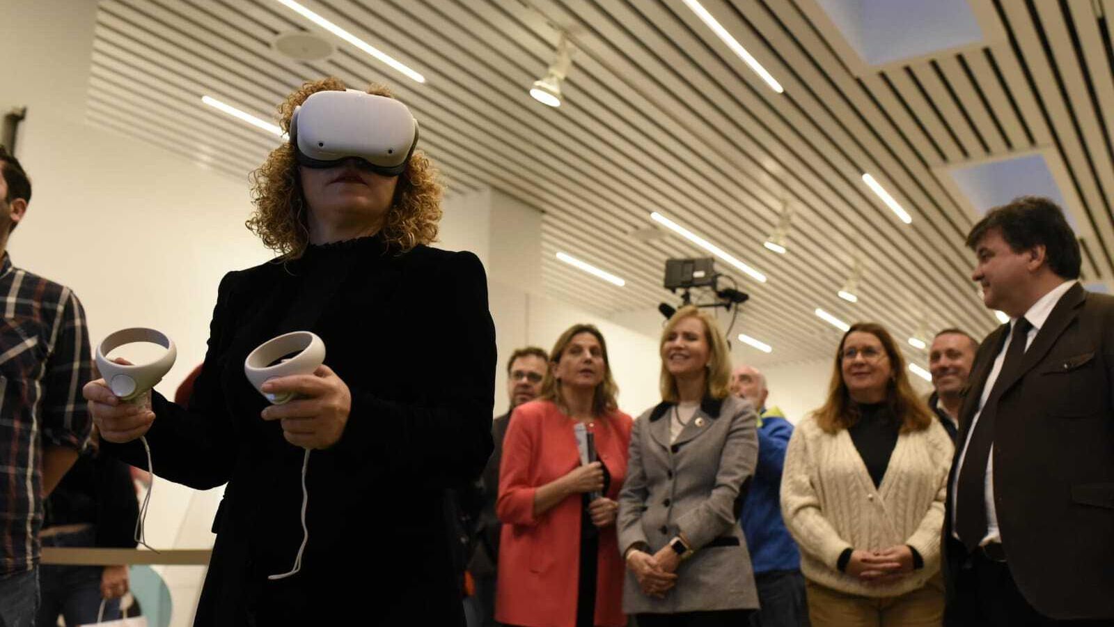 La presidenta de la Diputación, María Eugenia Limón,  disfrutando del videojuego en 3D para jóvenes en la exposición