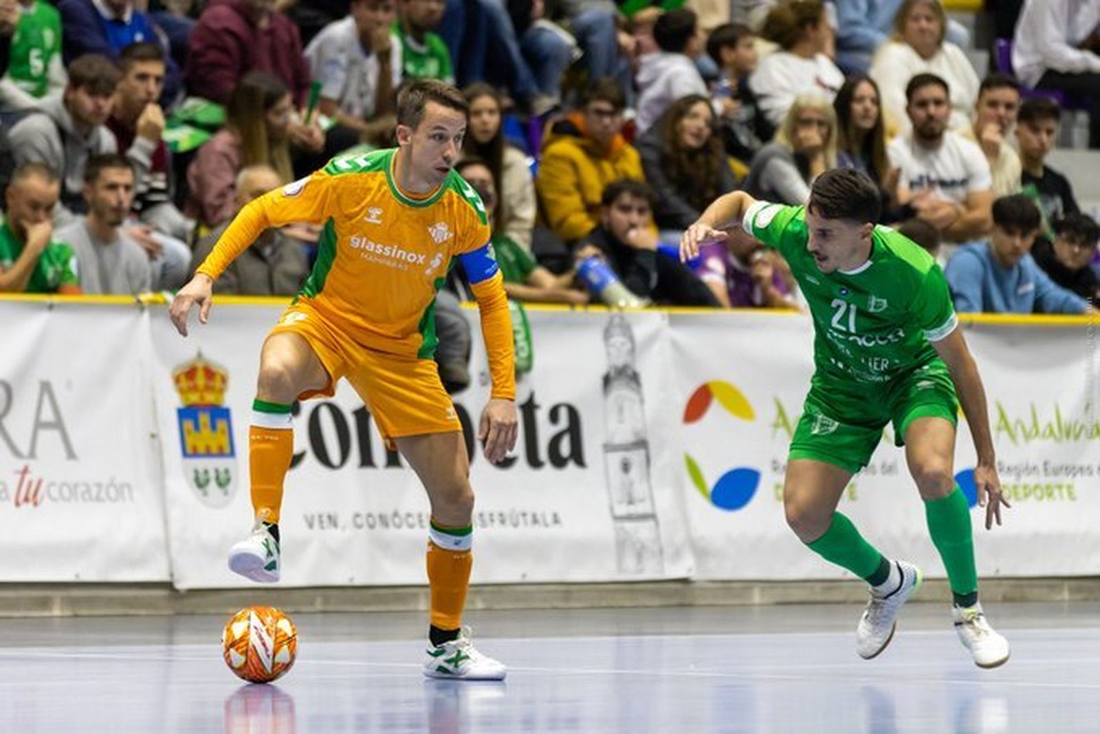 Lin controla un balón ante la presión de Óscar.