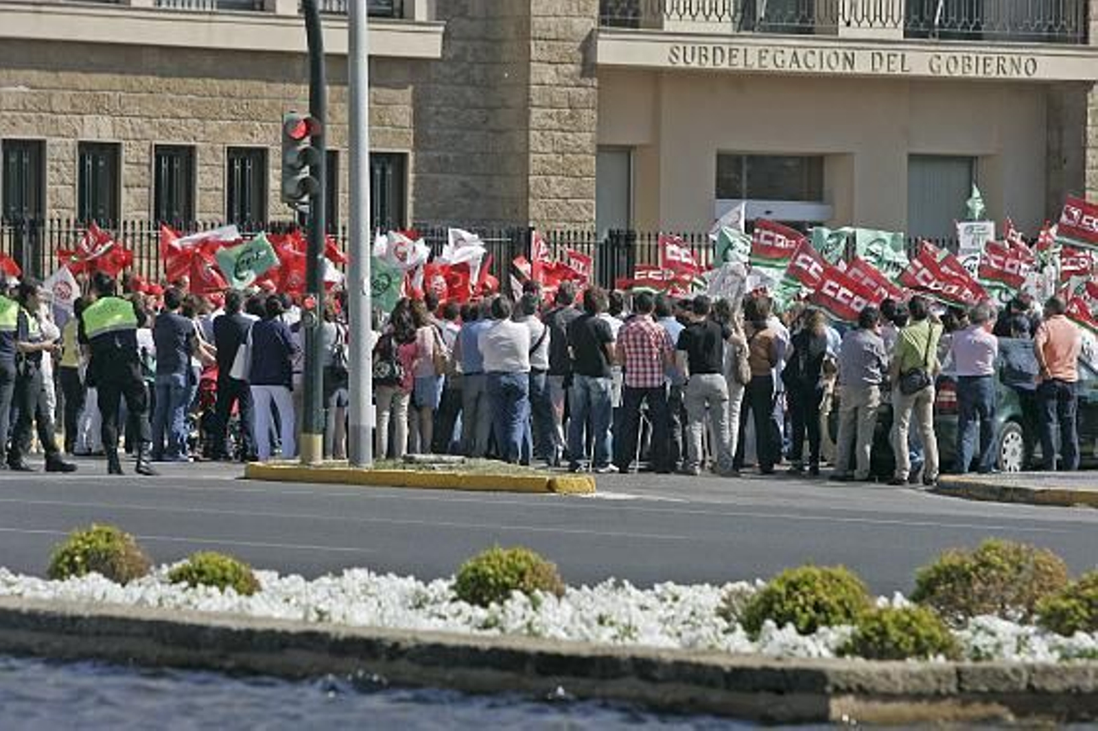 Unos 600 funcionarios se concentraron hoy como protesta por el plan de recortes del Gobierno. 

Foto: Jesus Marin