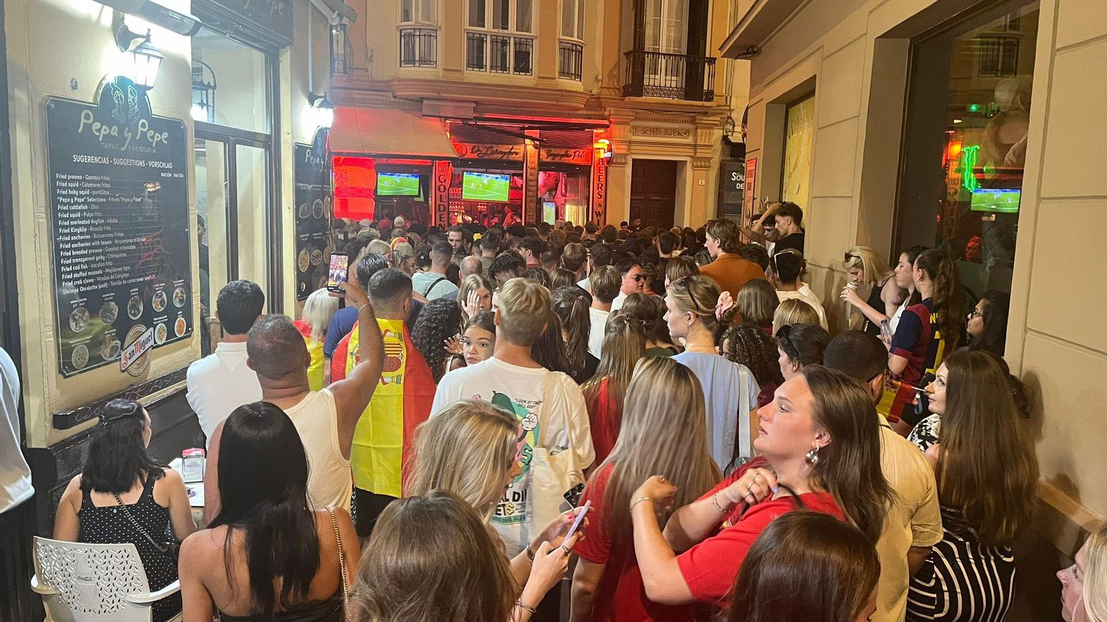 Callejón abarrotado de personas que animaban a España. Callejón abarrotado de personas que animaban a España.