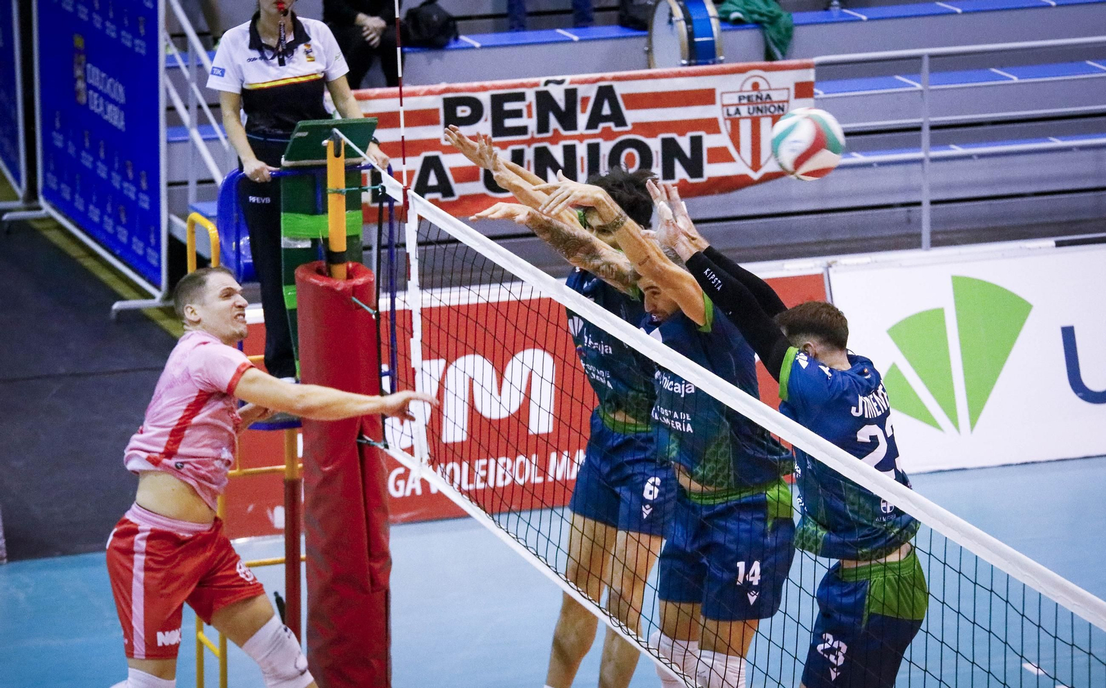 Unicaja Costa de Almería-Arenal Emeve de la Superliga, en imágenes