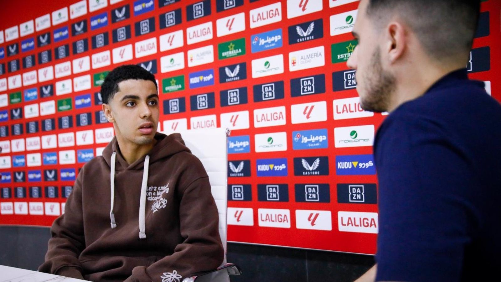 El jugador juvenil responde una de las preguntas a Diario de Almería.