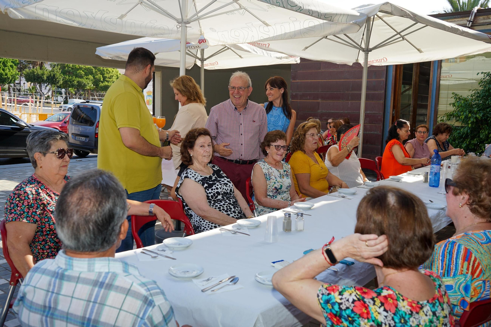 El alcalde Antonio Bonilla acompaña a los mayores en la clausura de los talleres de gerontogimnasia.