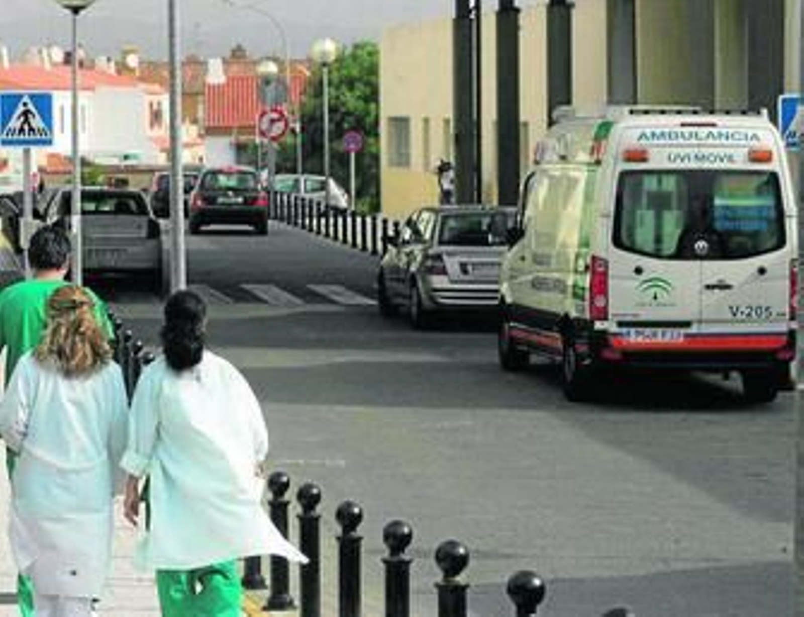 Una ambulancia en el servicio de Urgencias, ayer en el Punta de Europa.