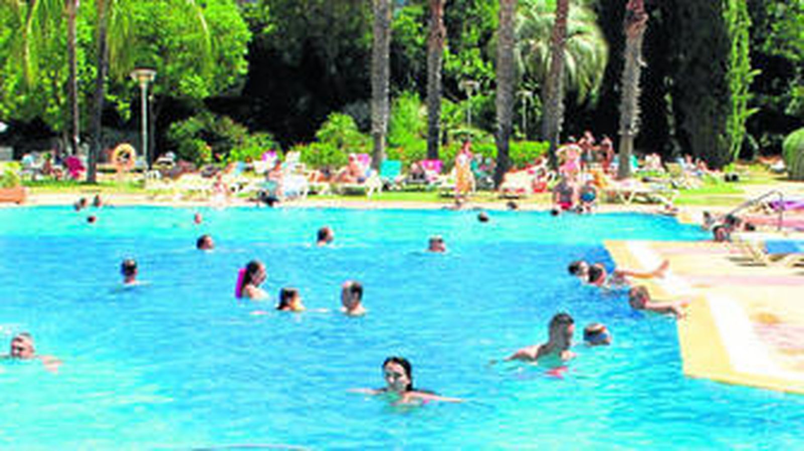 Huéspedes del Silken Al-Andalus en la piscina.