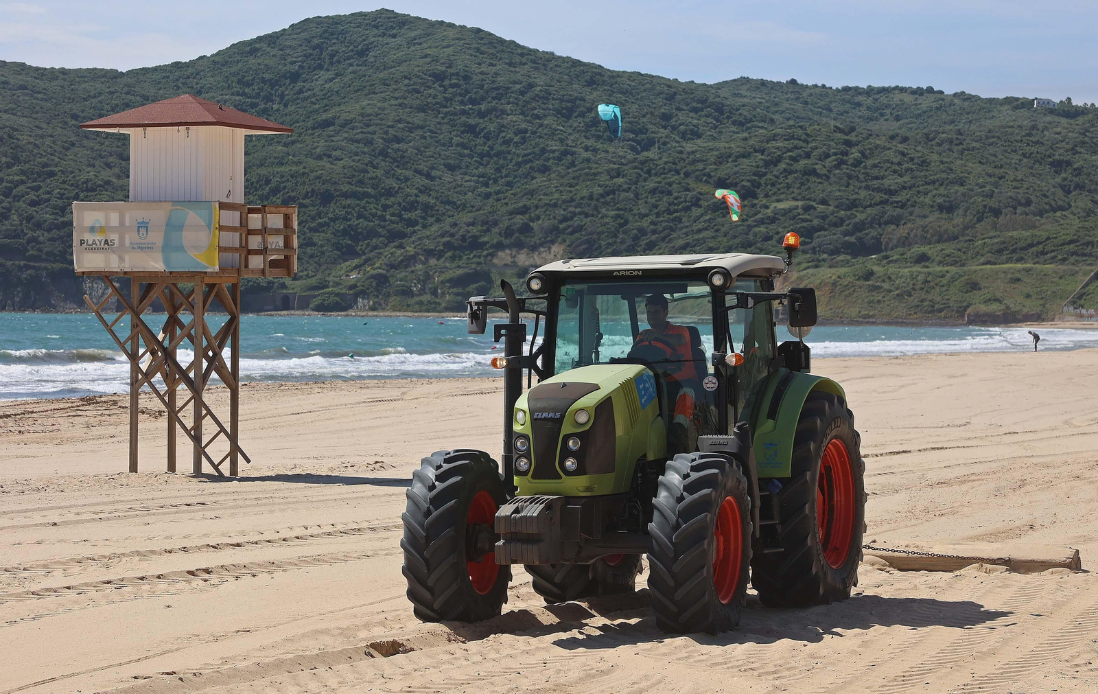 Imágenes de los preparativos para  la temporada de playas en Getares
