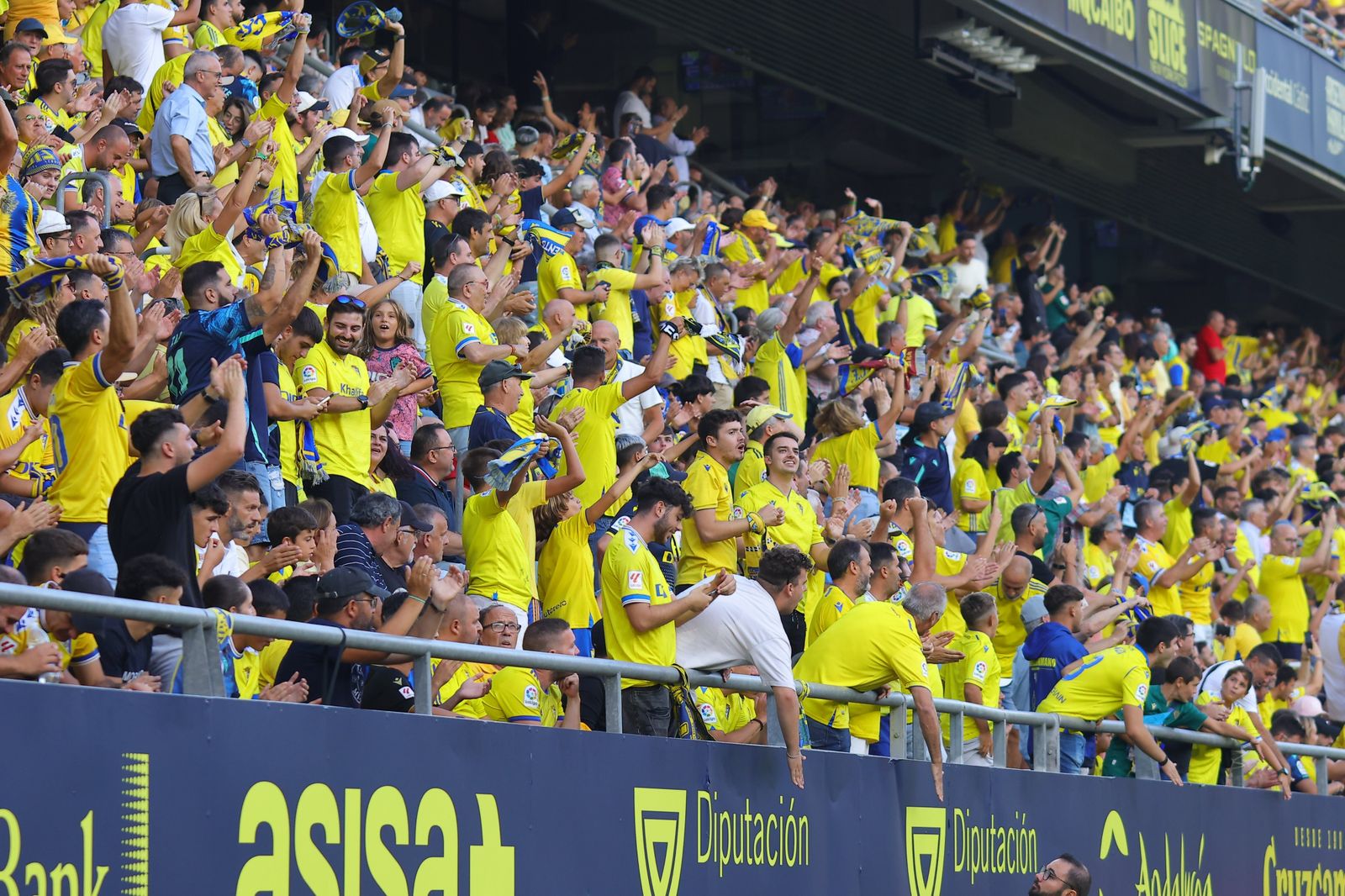 Aficionados celebran un gol del Cádiz.