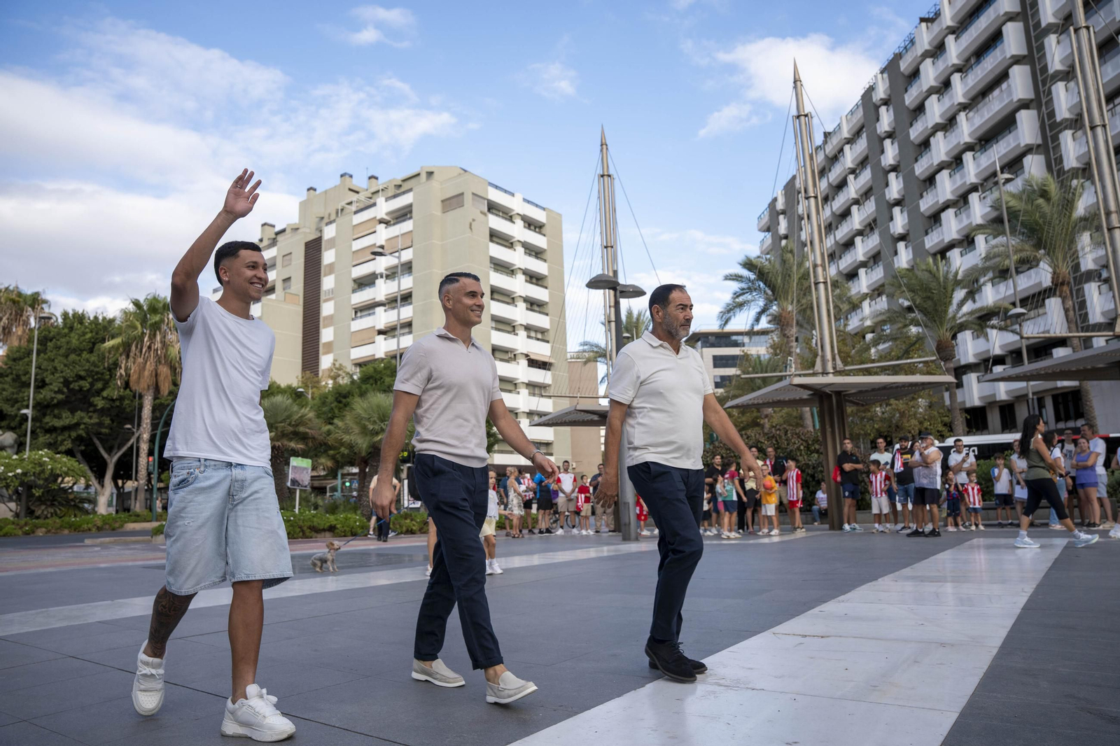 Los jugadores de la UDA Thalys y Andrés firman autógrafos