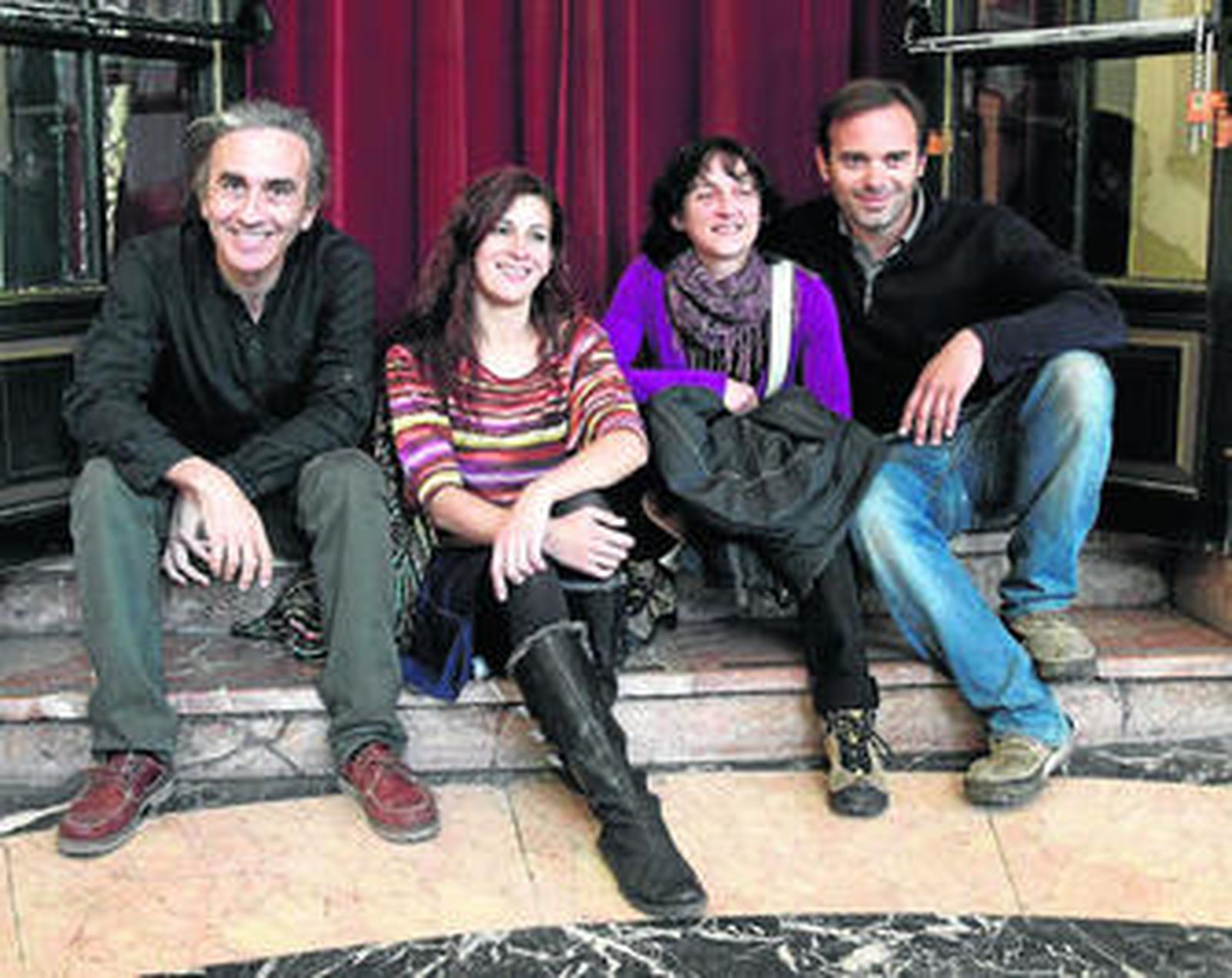 Ricardo Iniesta, con los actores de la obra: Silvia Garzón, Carmen Gallardo y Raúl Vera.
