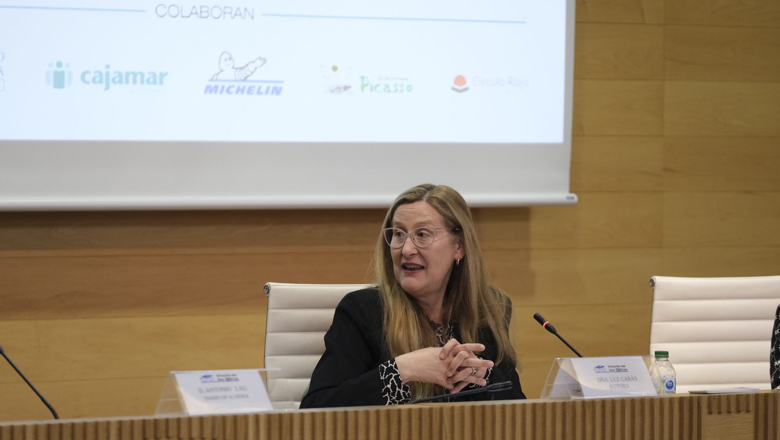 Imágenes del Diario de los Libros con la escritora ganadora del Premio Planeta 2022, Luz Gabás