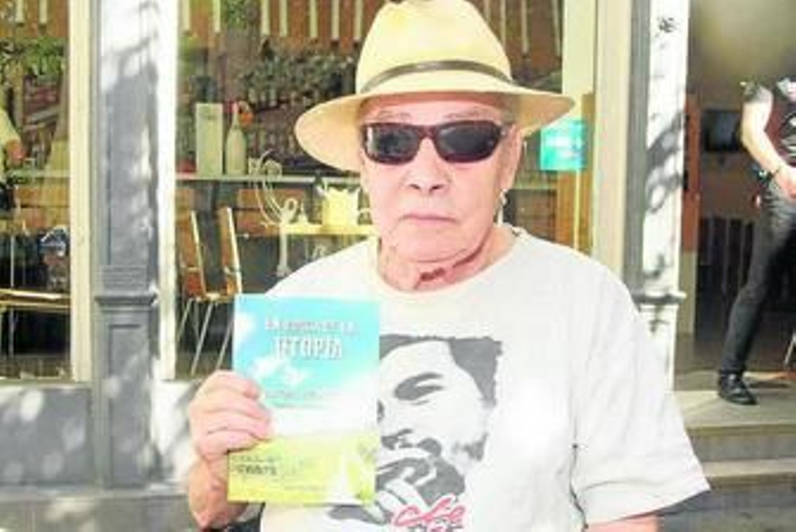 Cristóbal Esteban López con la obra que presenta hoy en Carboneras.