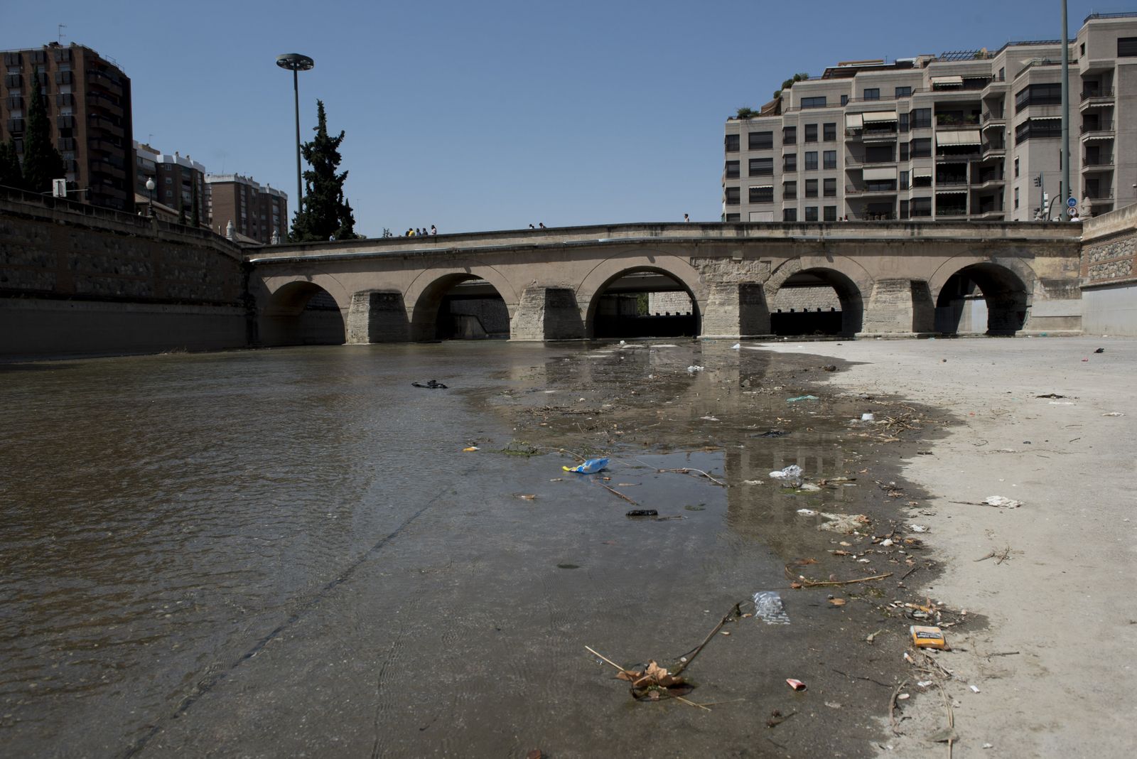 Un menor de 13 años es arrojado al río Genil.
