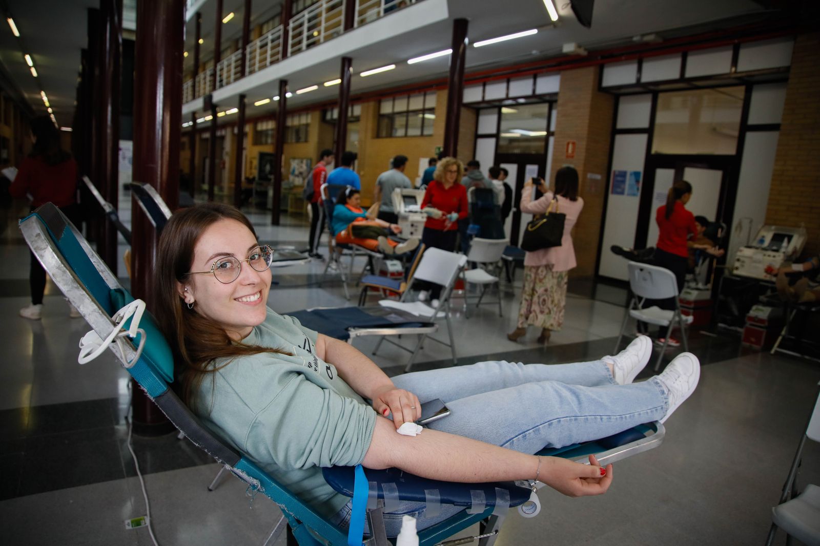 Juan de la Cruz Belmonte y Aref Laarej en la colecta de sangre de la UAL