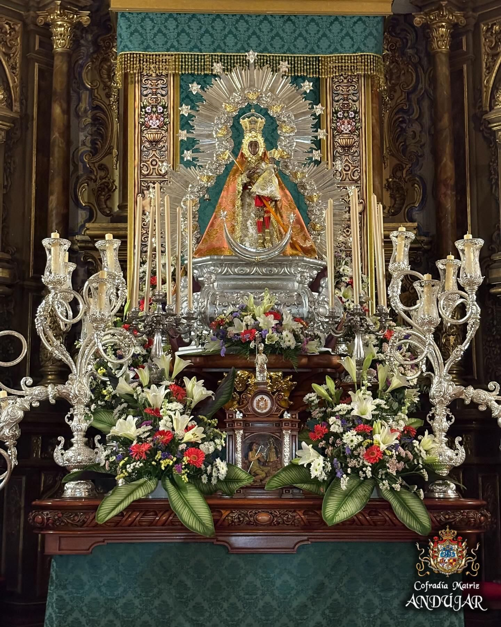 Las flores a La Morenita llenan de color las calles de Andújar, en imágenes