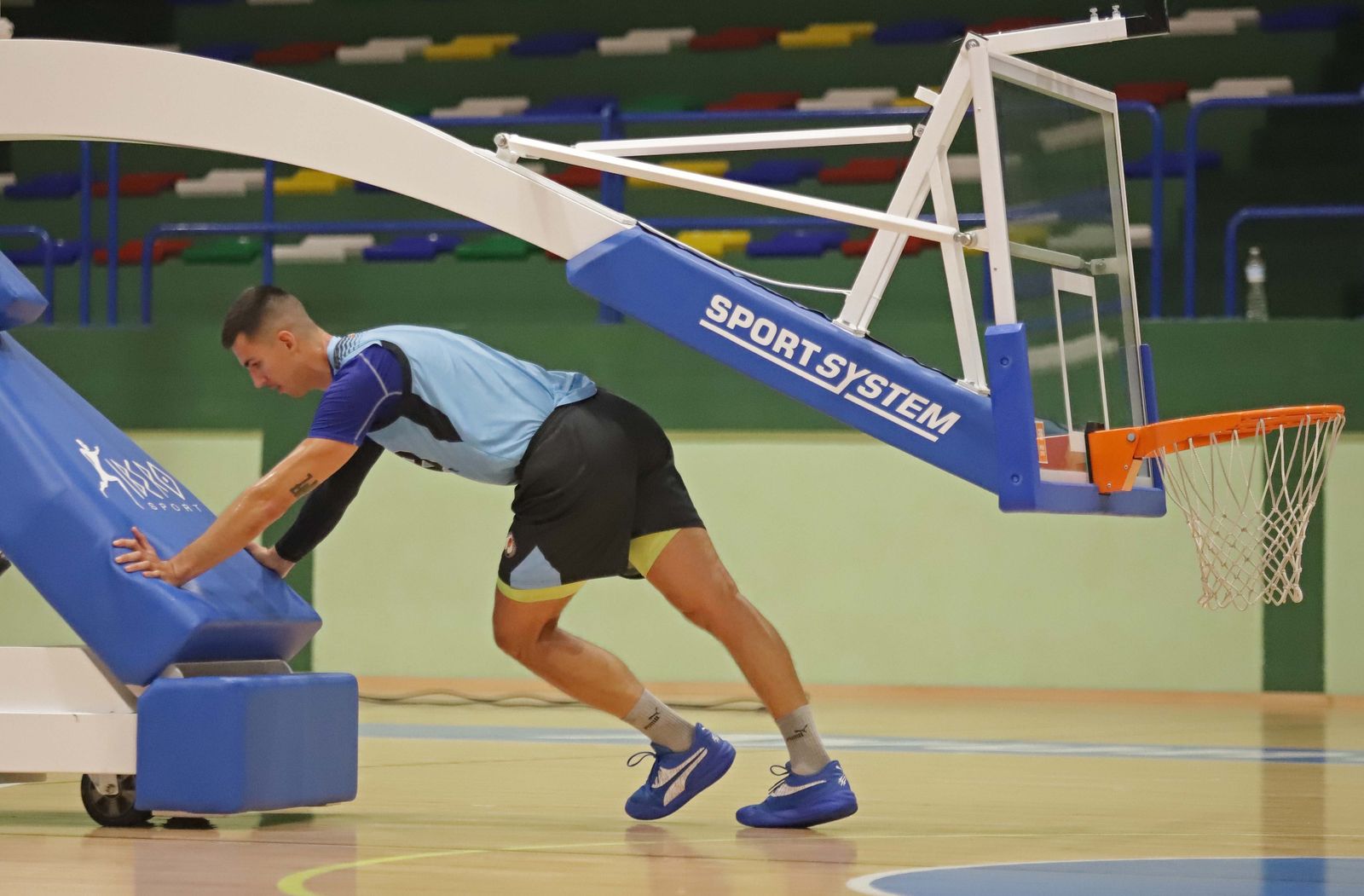 Cándido Matoso, que reaparecerá ante su público, empuja una canasta