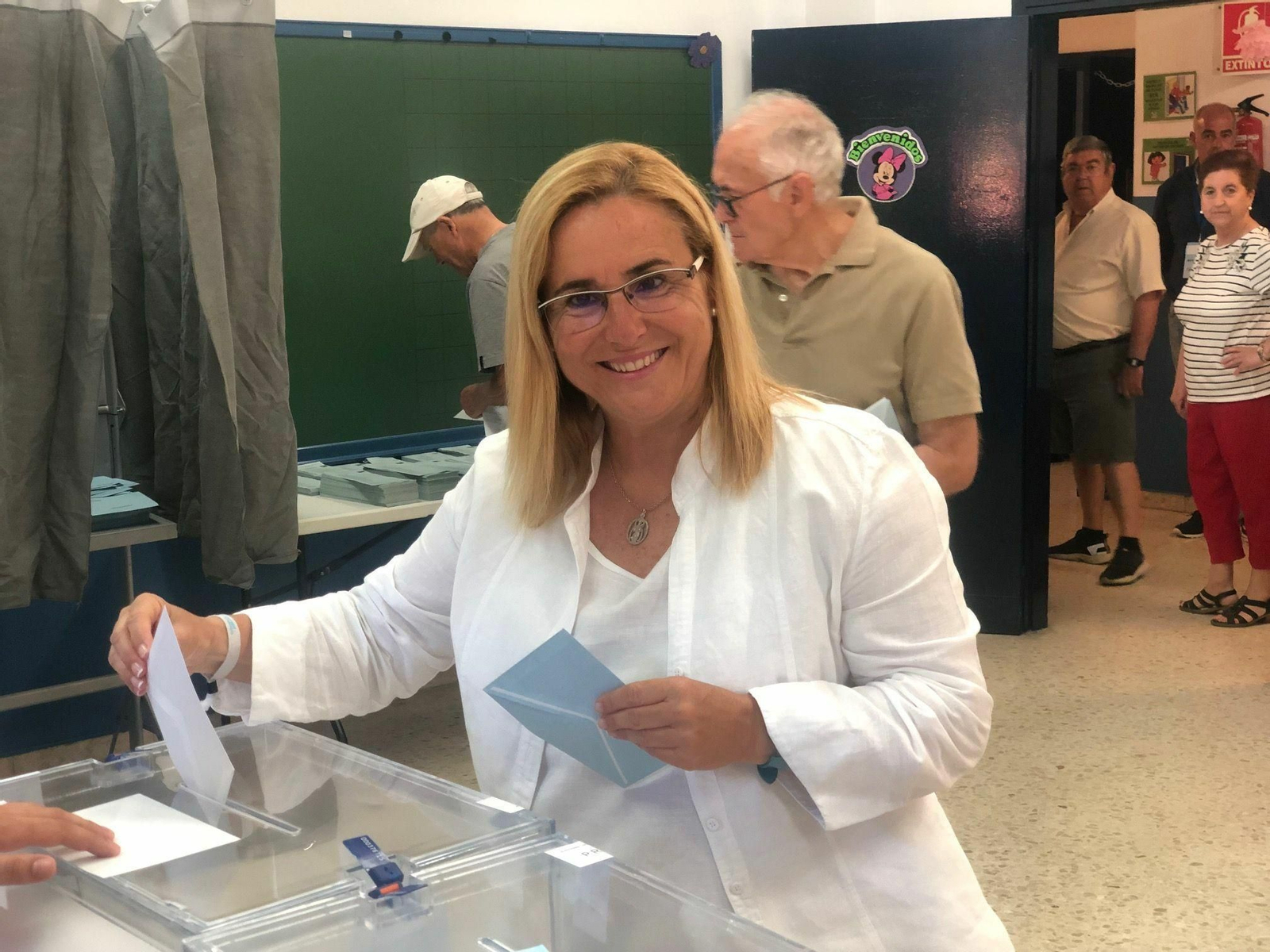 Ana Mula, alcaldesa de Fuengirola, ejerce su derecho al voto.