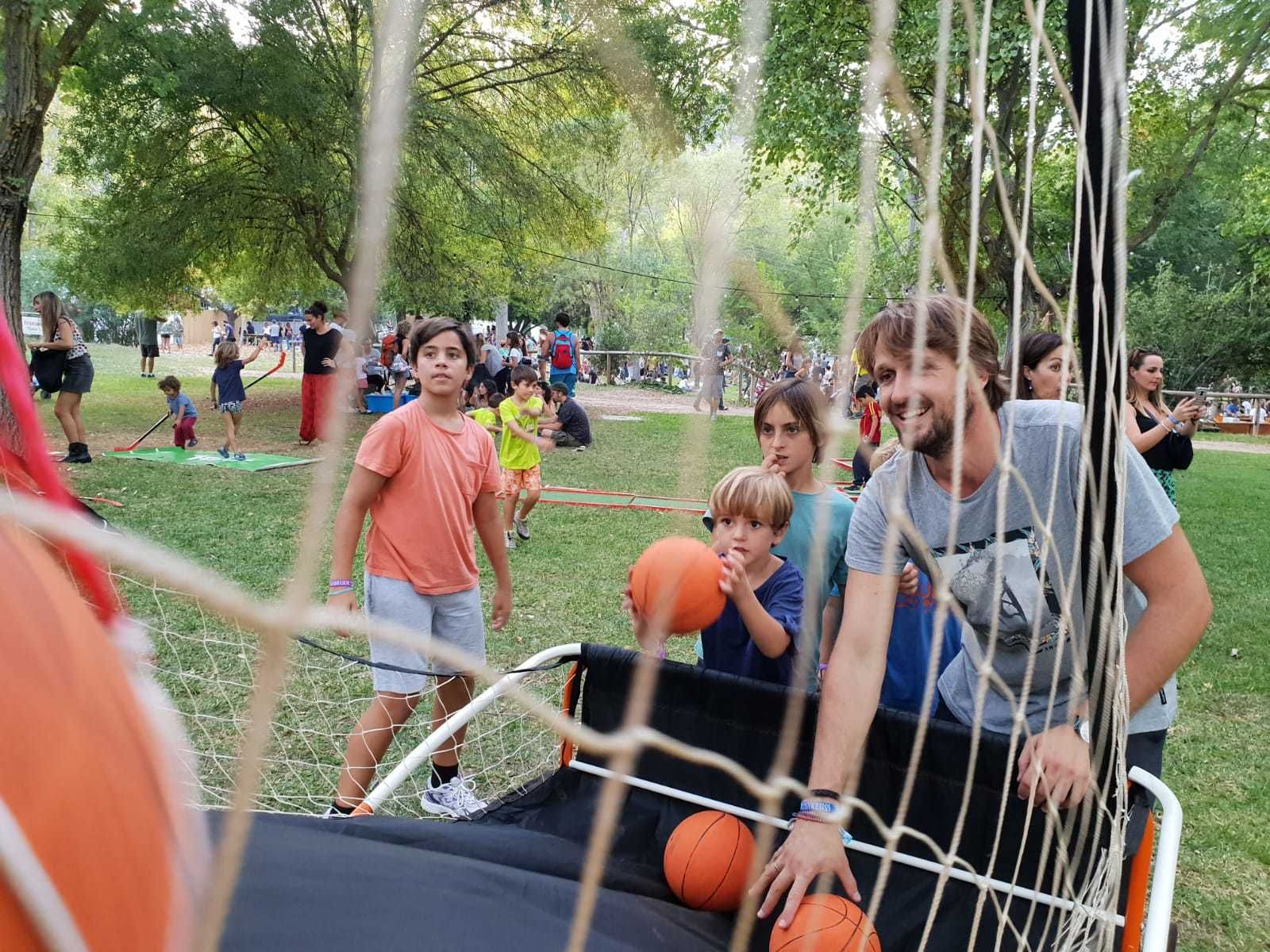 Imágenes de las actividades deportivas y juegos tanto en el recinto como en el embalse.