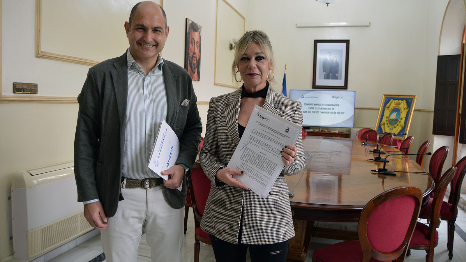 Guillermo Negro y Rocío Cárdenas firman el convenio de colaboración.