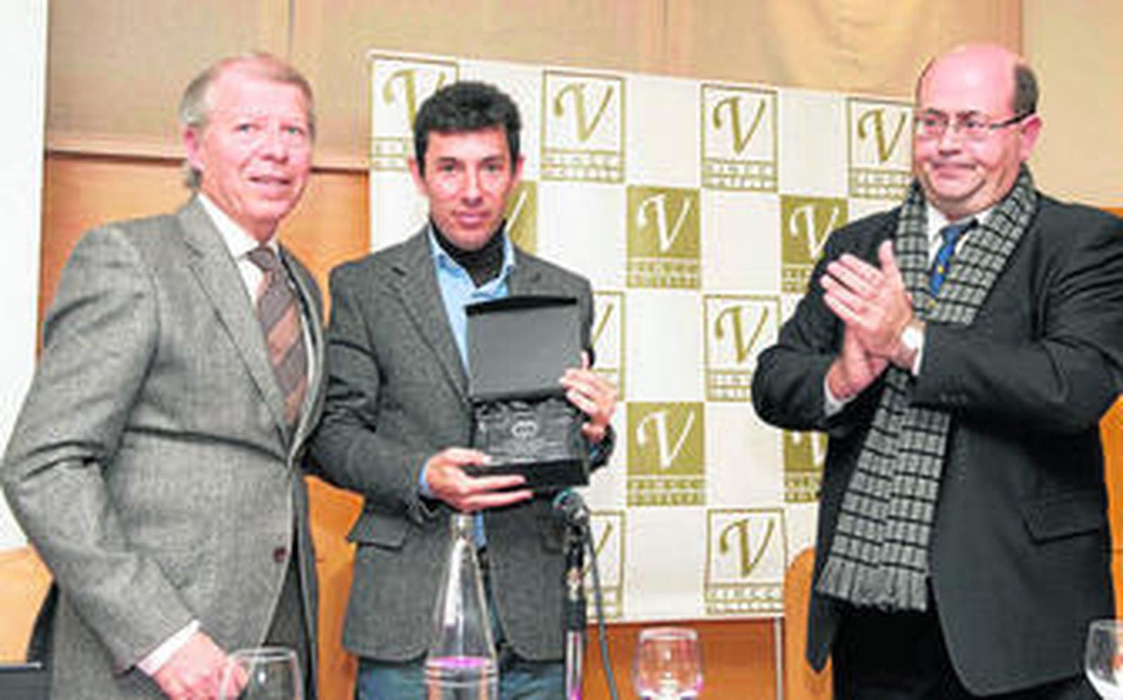 Juan Aguilera y Manuel Montoya entregando una placa conmemorativa del acto a Curro Vivas.