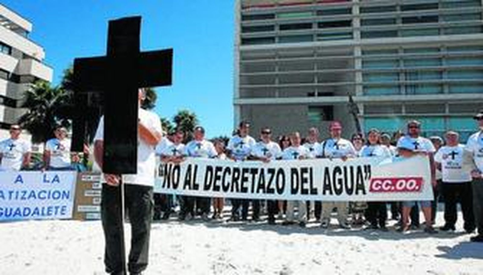 Los trabajadores protestan ayer ante el Edificio Apex, en Jerez, en las inmediaciones de la avenida Voltaire.