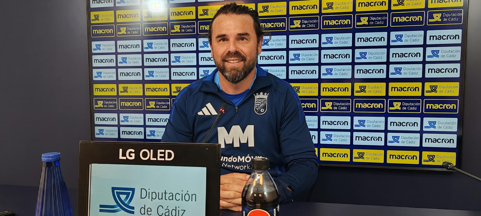 Juan Pedro Ramos, muy sonriente en la sala de prensa de la Ciudad Deportiva de El Rosal. Juan Pedro Ramos, muy sonriente en la sala de prensa de la Ciudad Deportiva de El Rosal.
