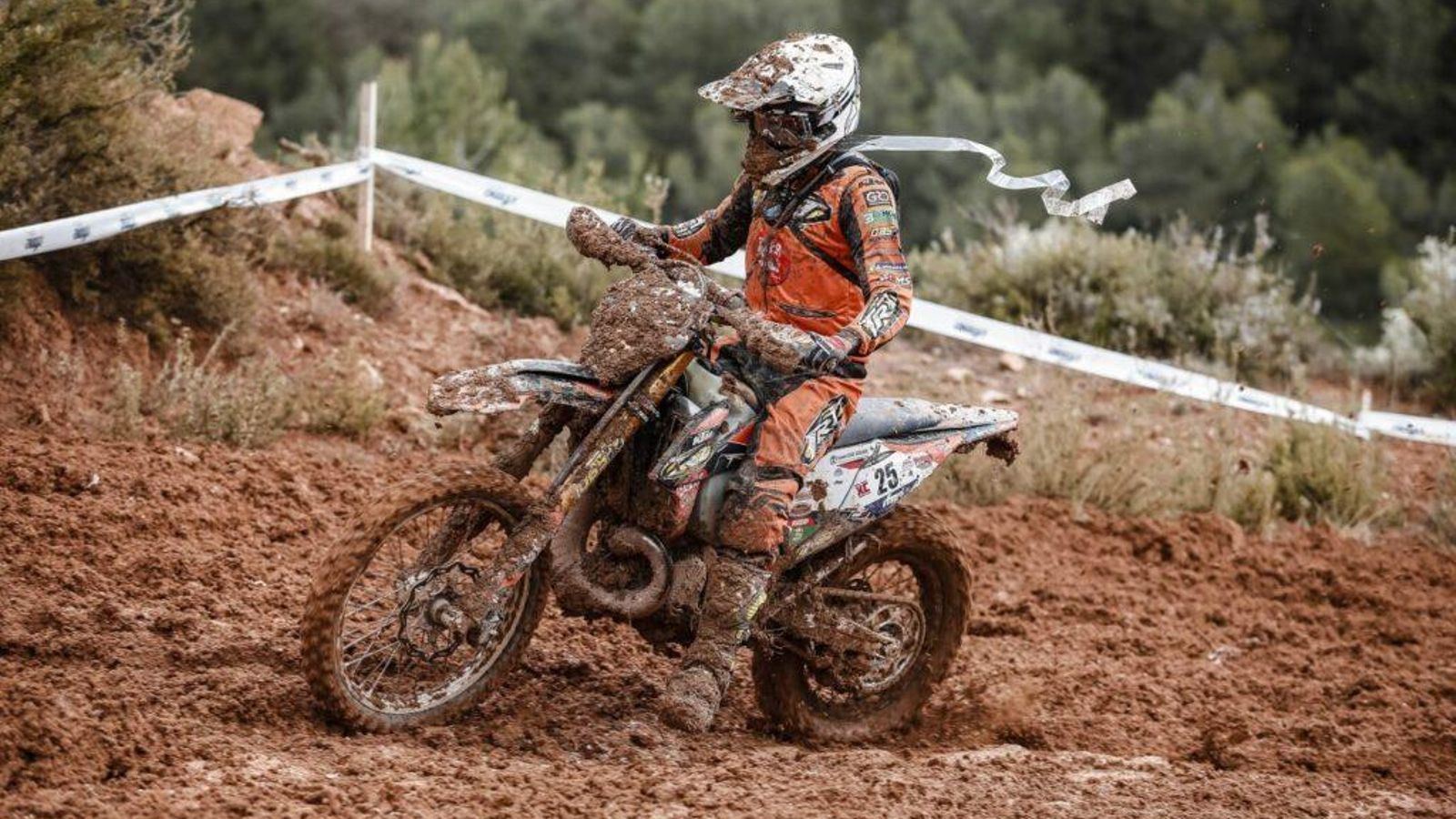Diego Gálvez, sobre su KTM completamente embarrada. Diego Gálvez, sobre su KTM completamente embarrada.