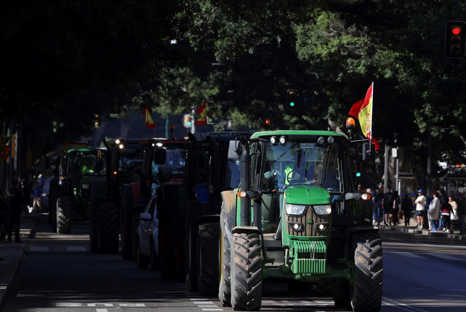 Tractores en comitiva por la Alameda Principal.
