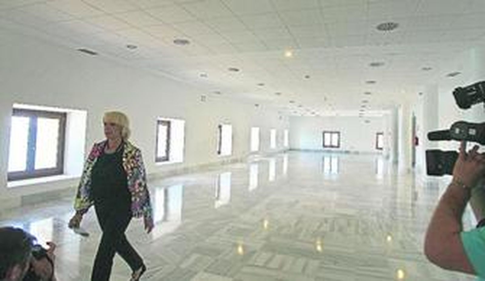 La alcaldesa, Teófila Martínez, pasea por una de las salas destinadas a exposiciones o usos culturales en su visita ayer a la rehabilitada Cárcel Real.