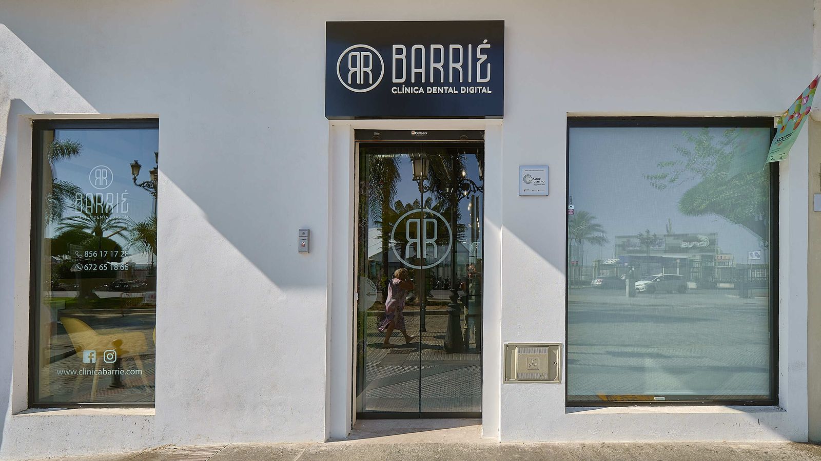 Fachada de la Clínica Barrié en la Avenida 4 de Diciembre de 1977, antiguo Paseo de Canalejas