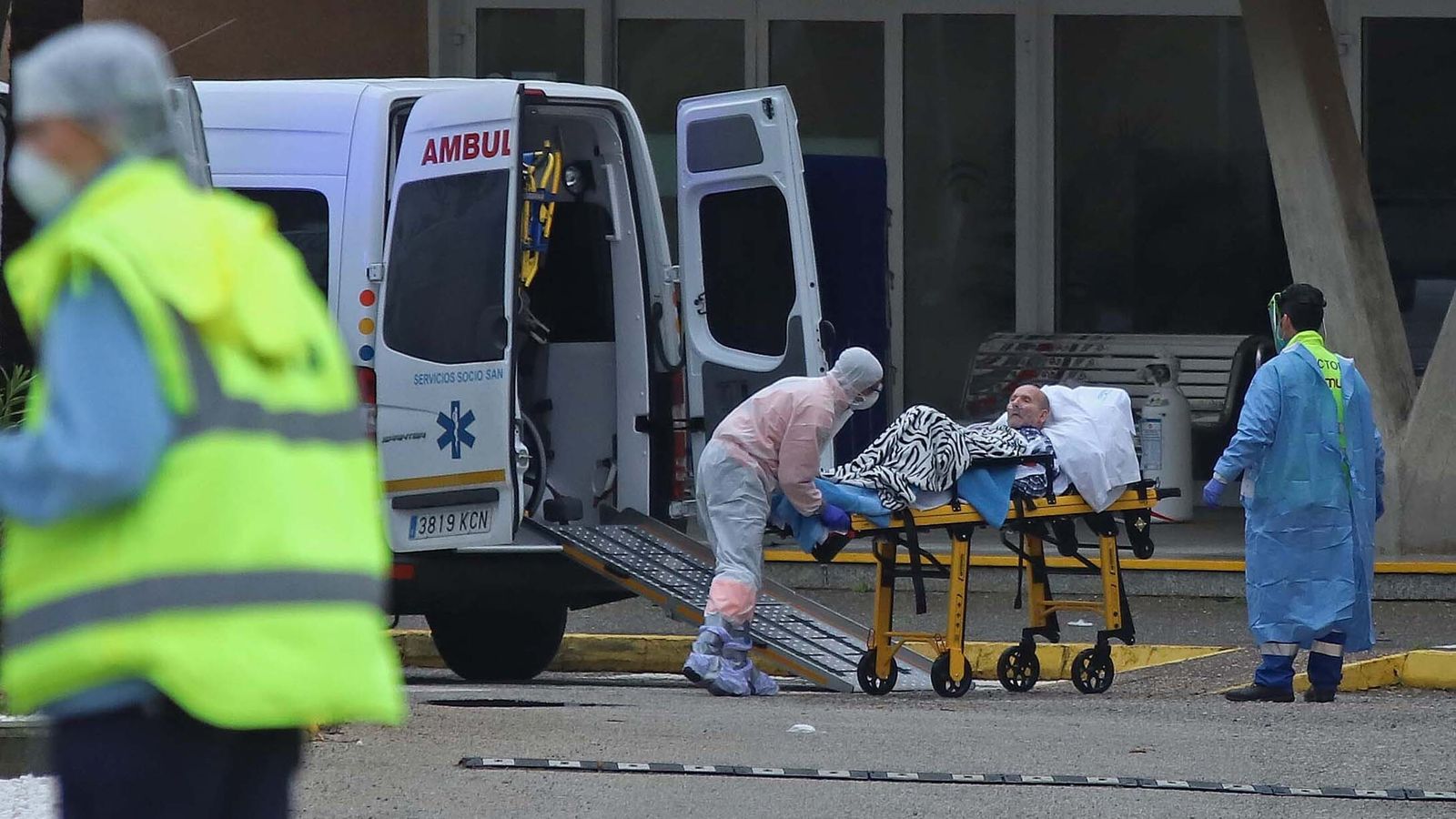 Fotos del traslado a La Línea de los 27 ancianos de la residencia de Alcalá del Valle