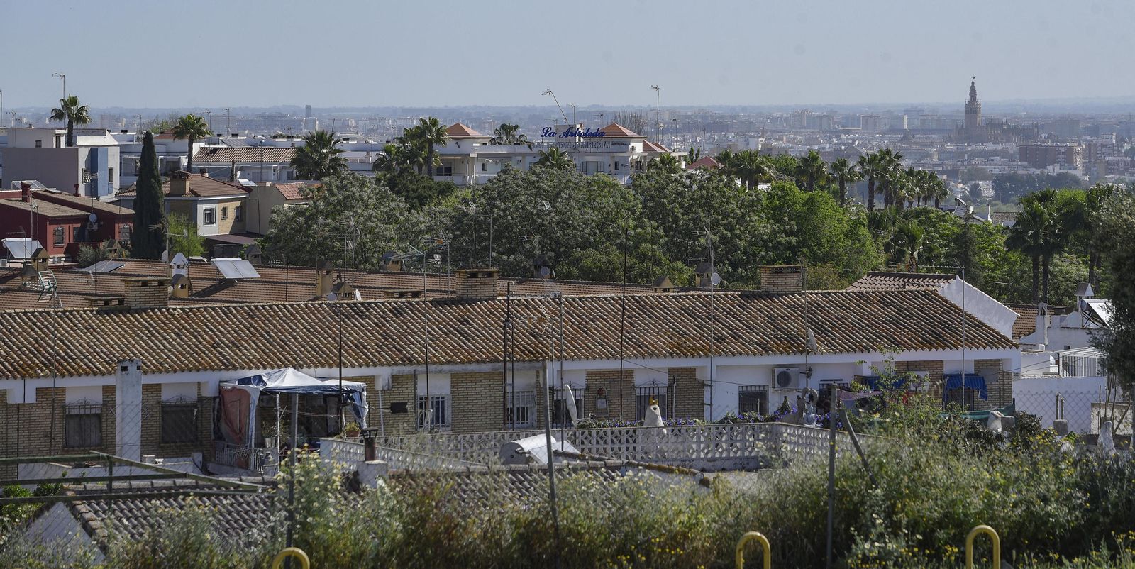 Urbanización del Aljarafe, con la Giralda y Sevilla de fondo.