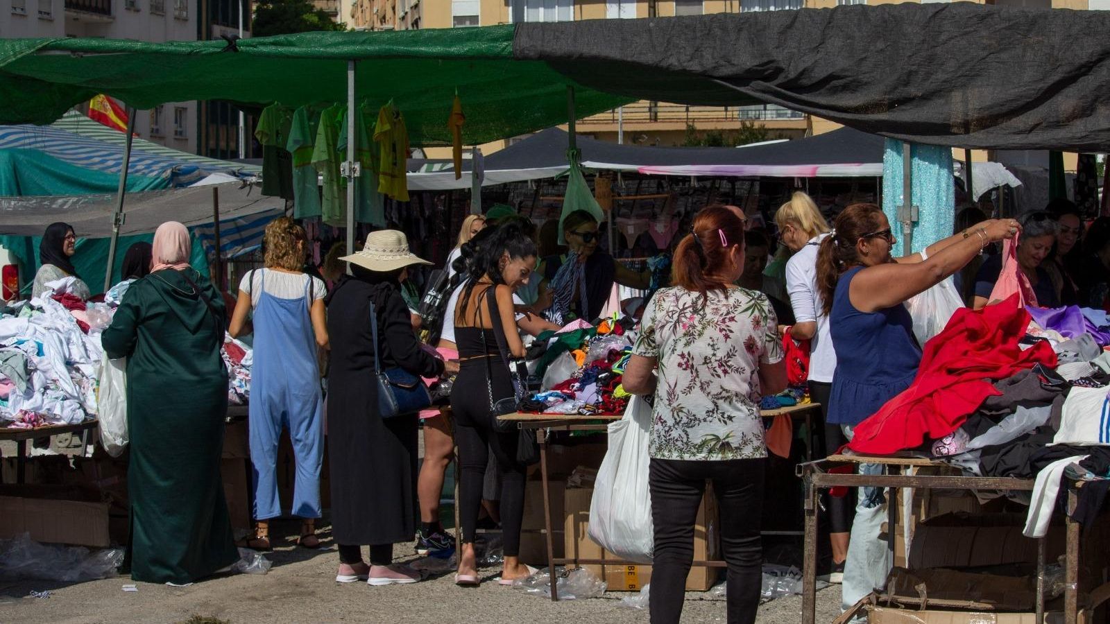 Clientes en el mercadillo.
