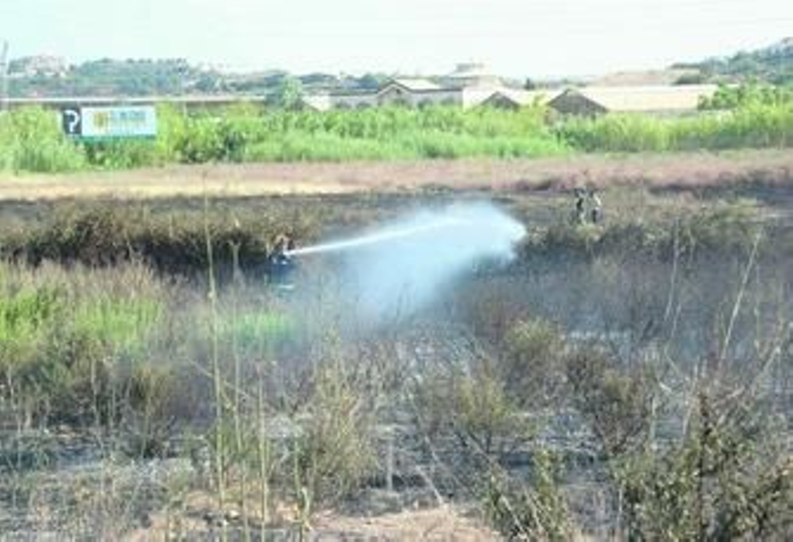 Los bomberos apagan, ayer, el incendio en Vélez.