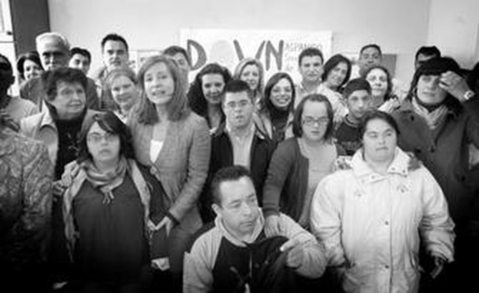 Zarzuela y la alcaldesa, ayer, junto a buena parte de los alumnos de este taller de empleo.