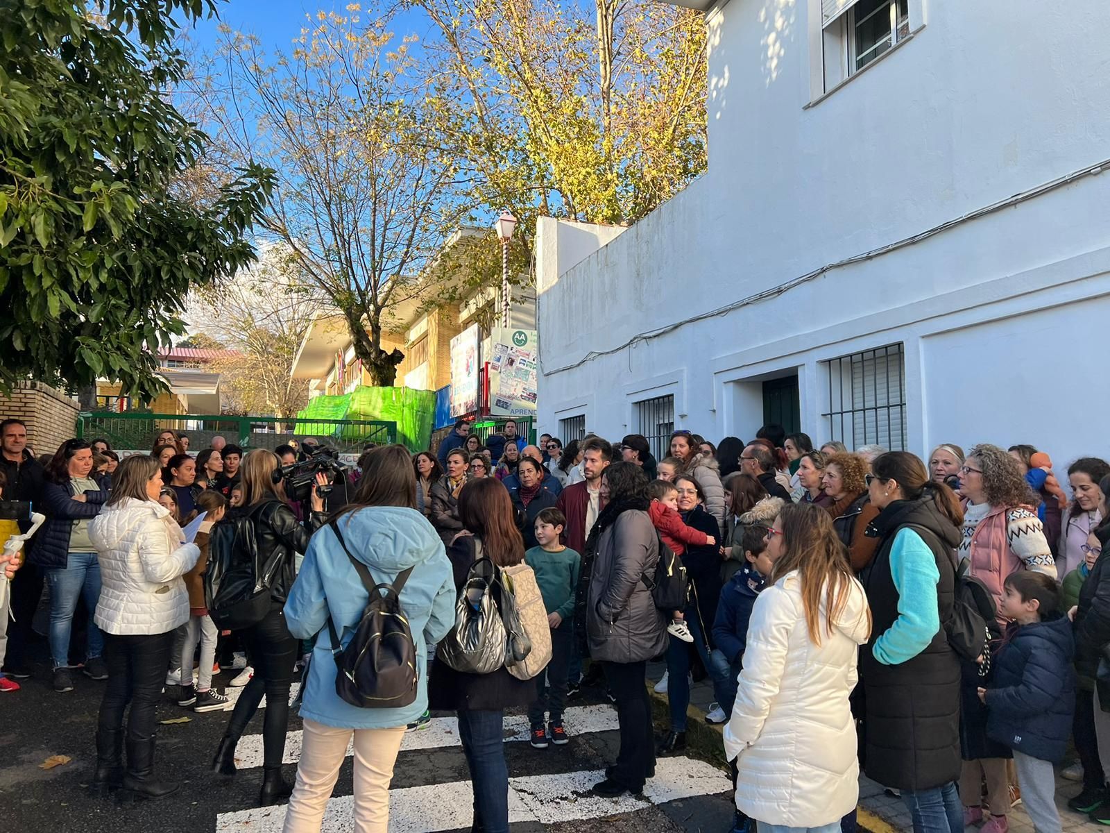 Los padres de los alumnos del José Nogales de Aracena se concentran este jueves.
