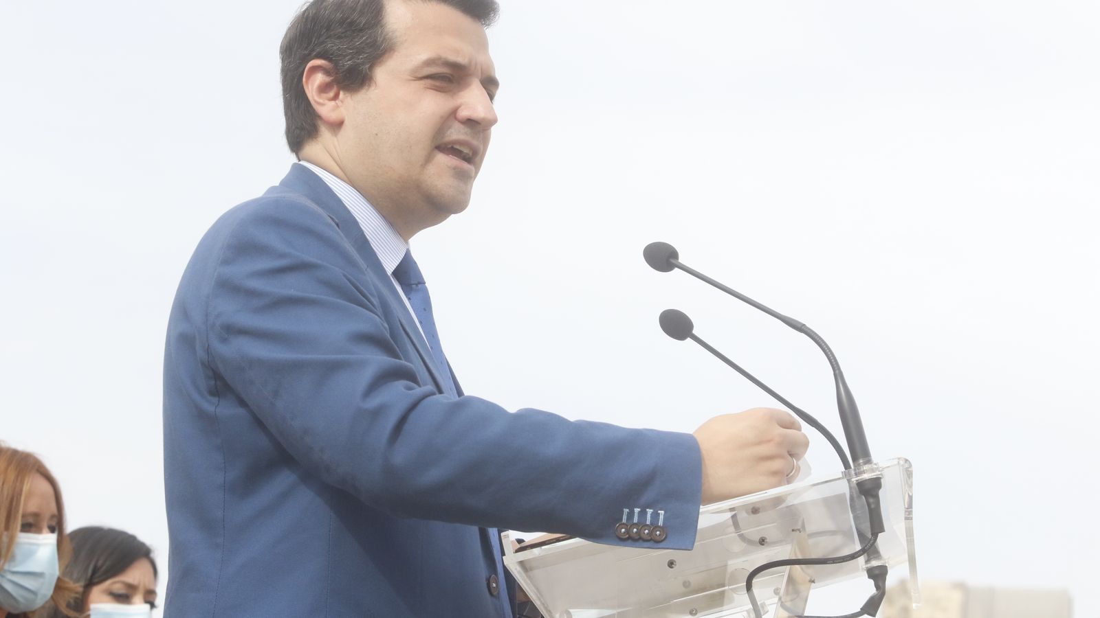 Primer plan de Bellido haciendo balance.