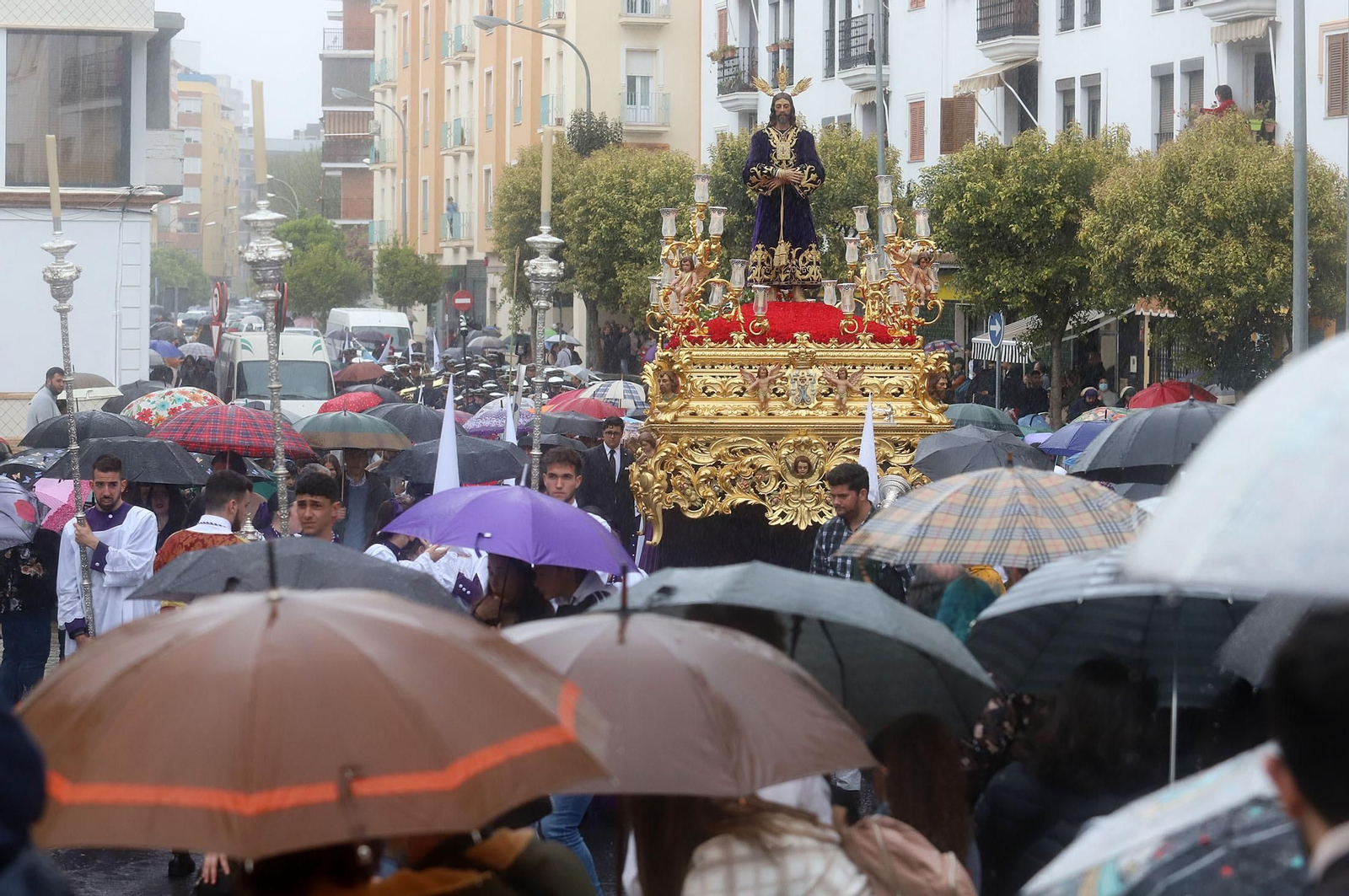 Imágenes de la procesión del Cautivo  bajo la lluvia en Huelva