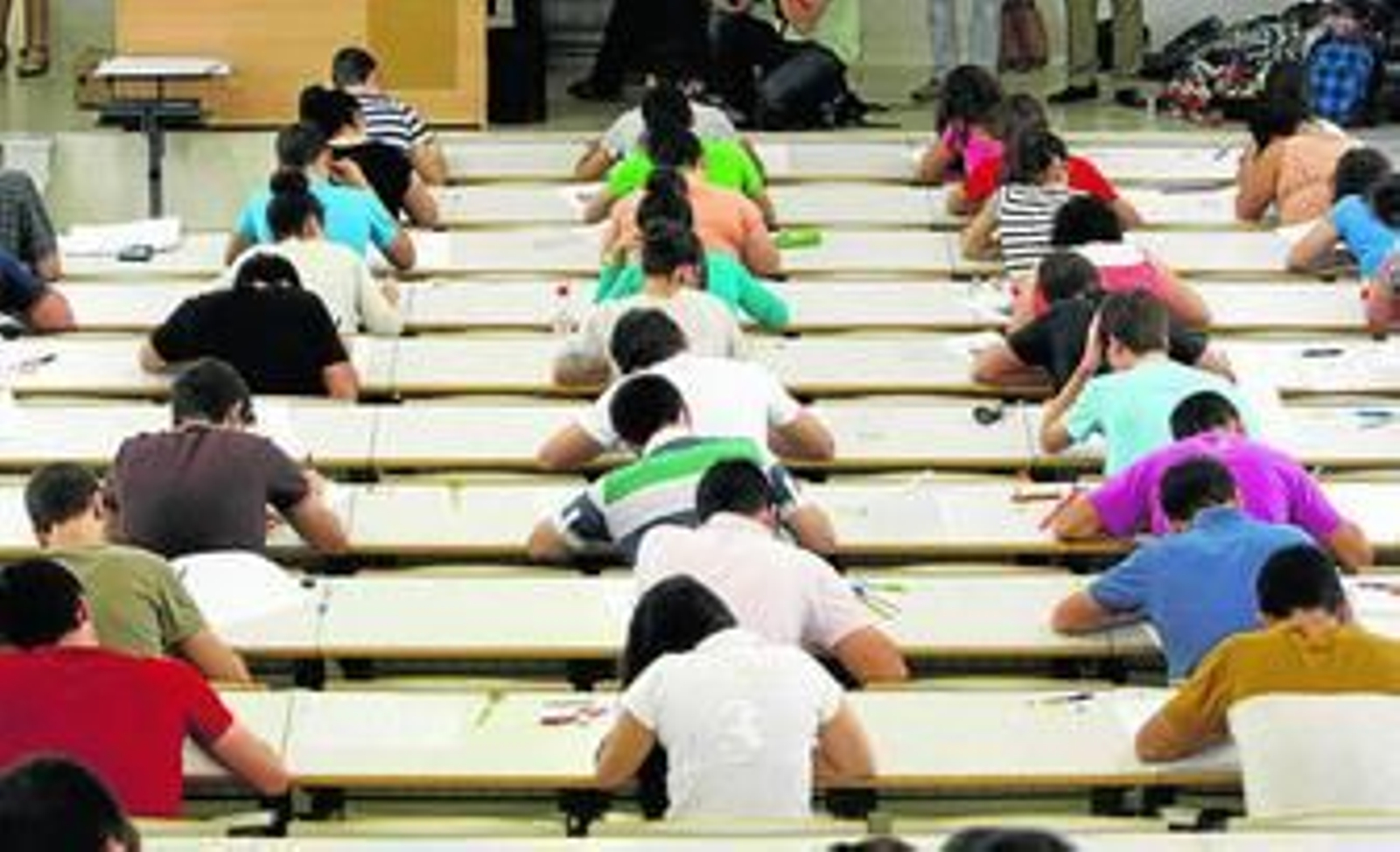 Estudiantes examinándose de la Prueba de Acceso a la Universidad en un centro de la UCA.
