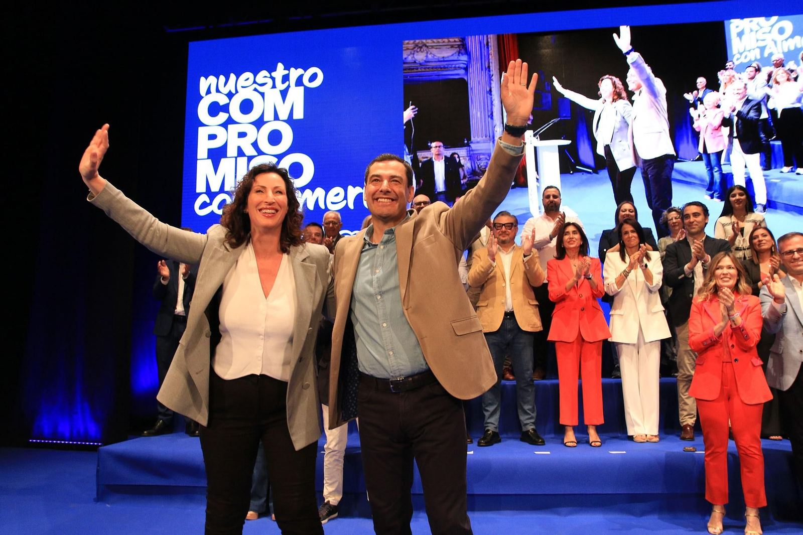 María del Mar Vázquez y Juanma Moreno en un acto de la campaña de las municipales