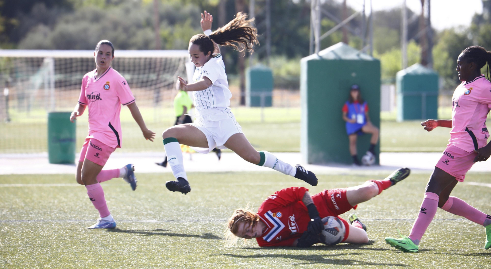 Ana Ocón sortea a la guardameta del Espanyol en el último partido del Córdoba Femenino. Ana Ocón sortea a la guardameta del Espanyol en el último partido del Córdoba Femenino.