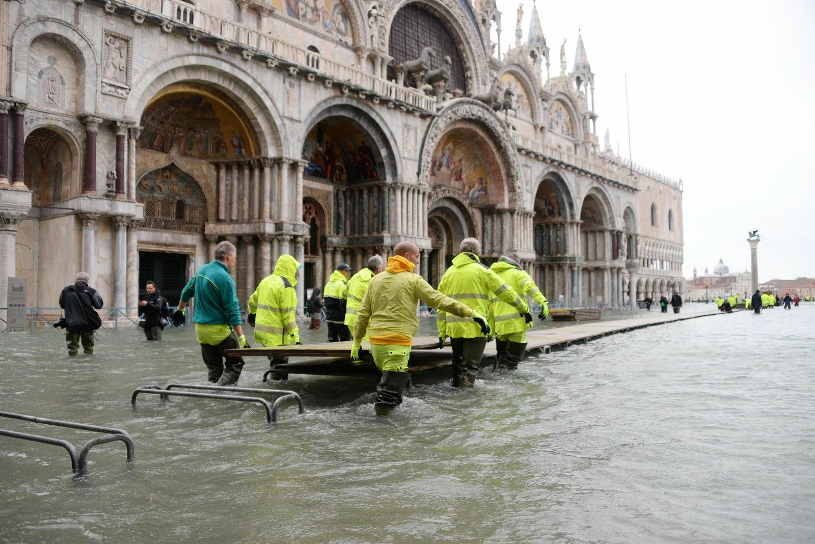 El "agua alta" no da tregua a Venecia y se espera subida de 160 centímetros
