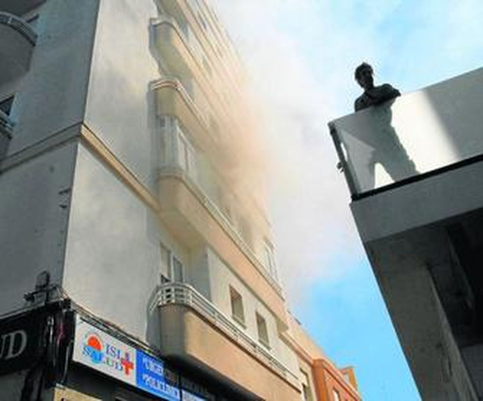 Una gran cantidad de humo sale de la vivienda en llamas.