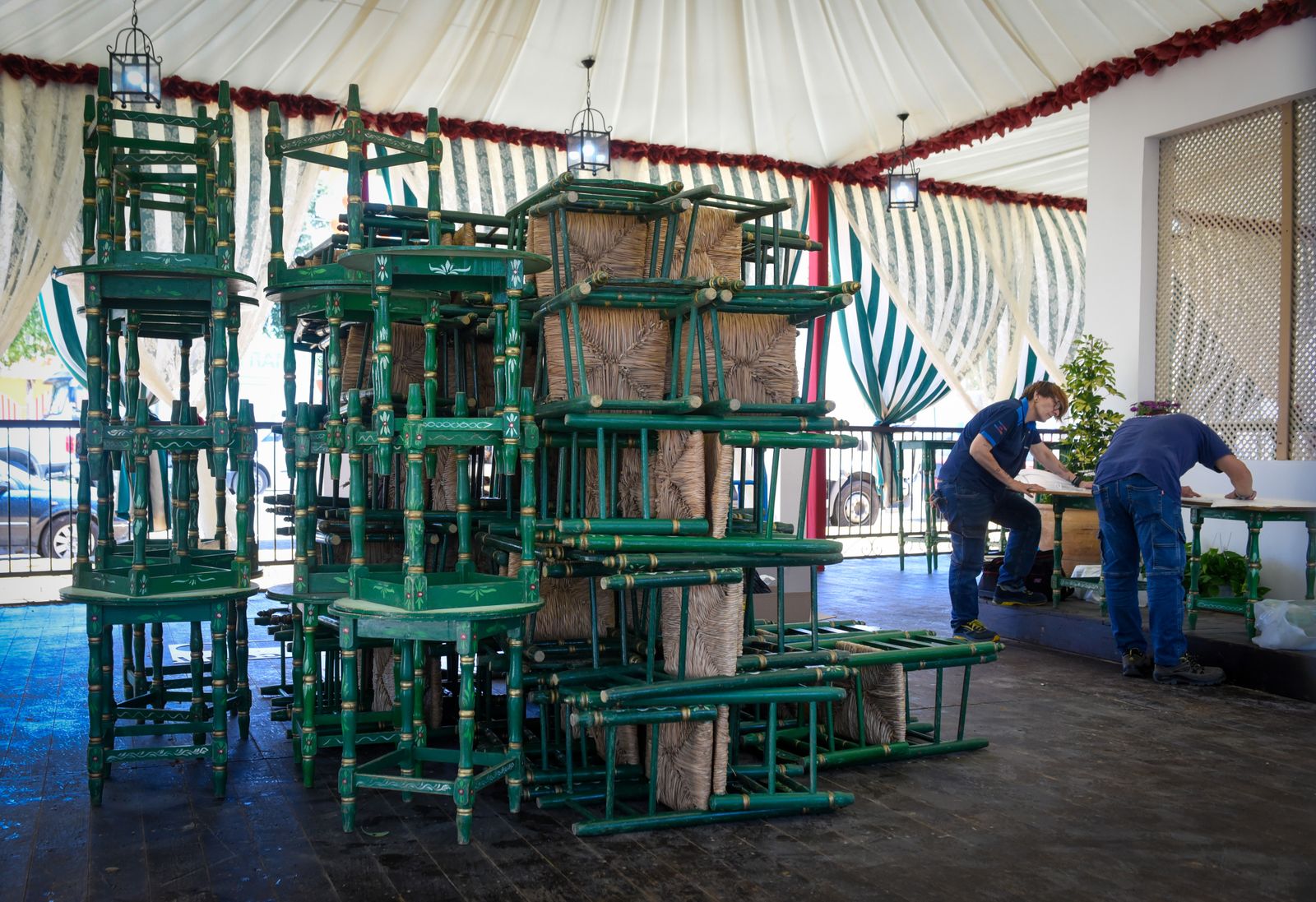 Imágenes de los últimos preparativos de la Feria de Sevilla 2024