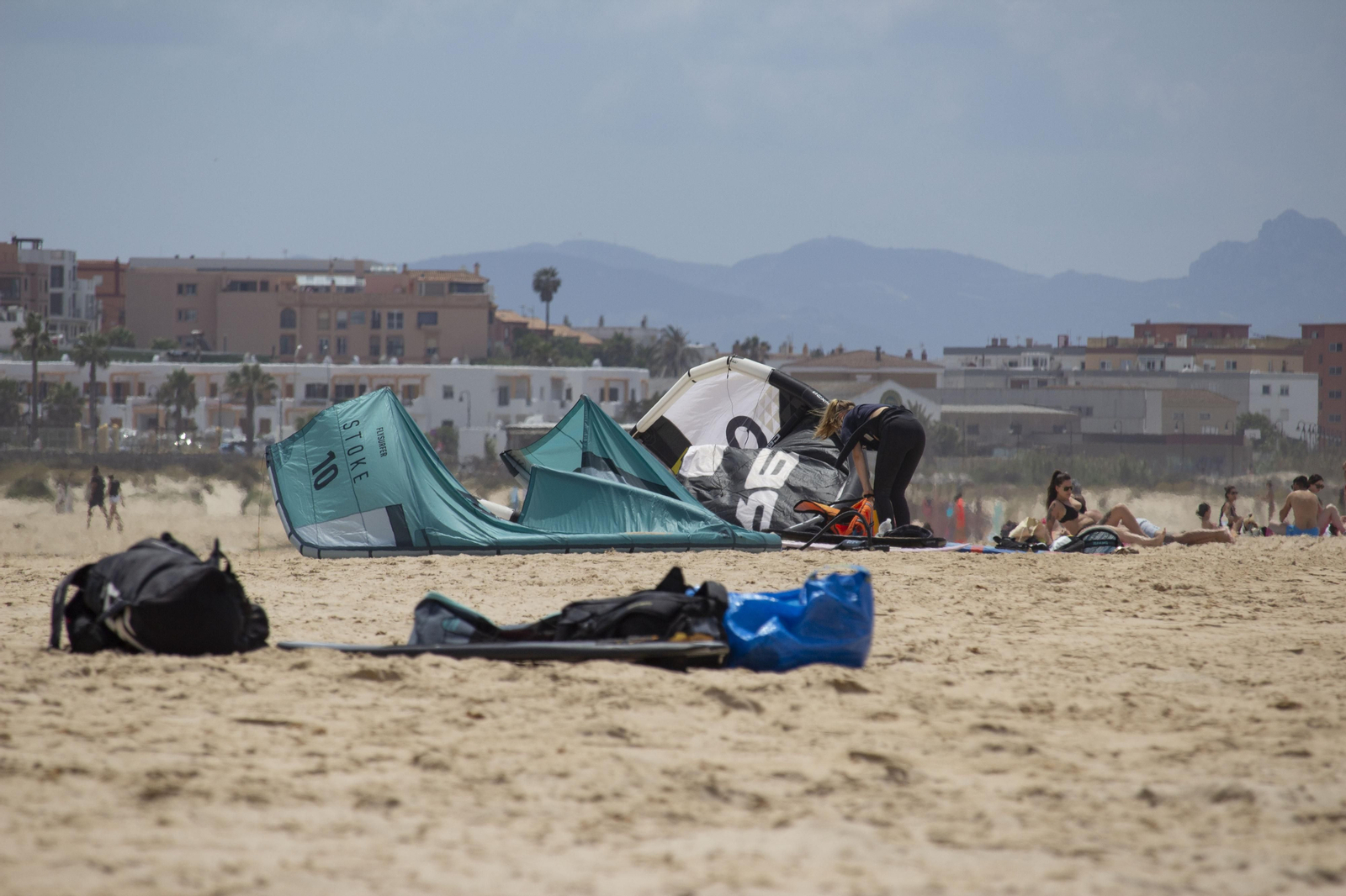 Un domingo de playa en Tarifa, en imágenes